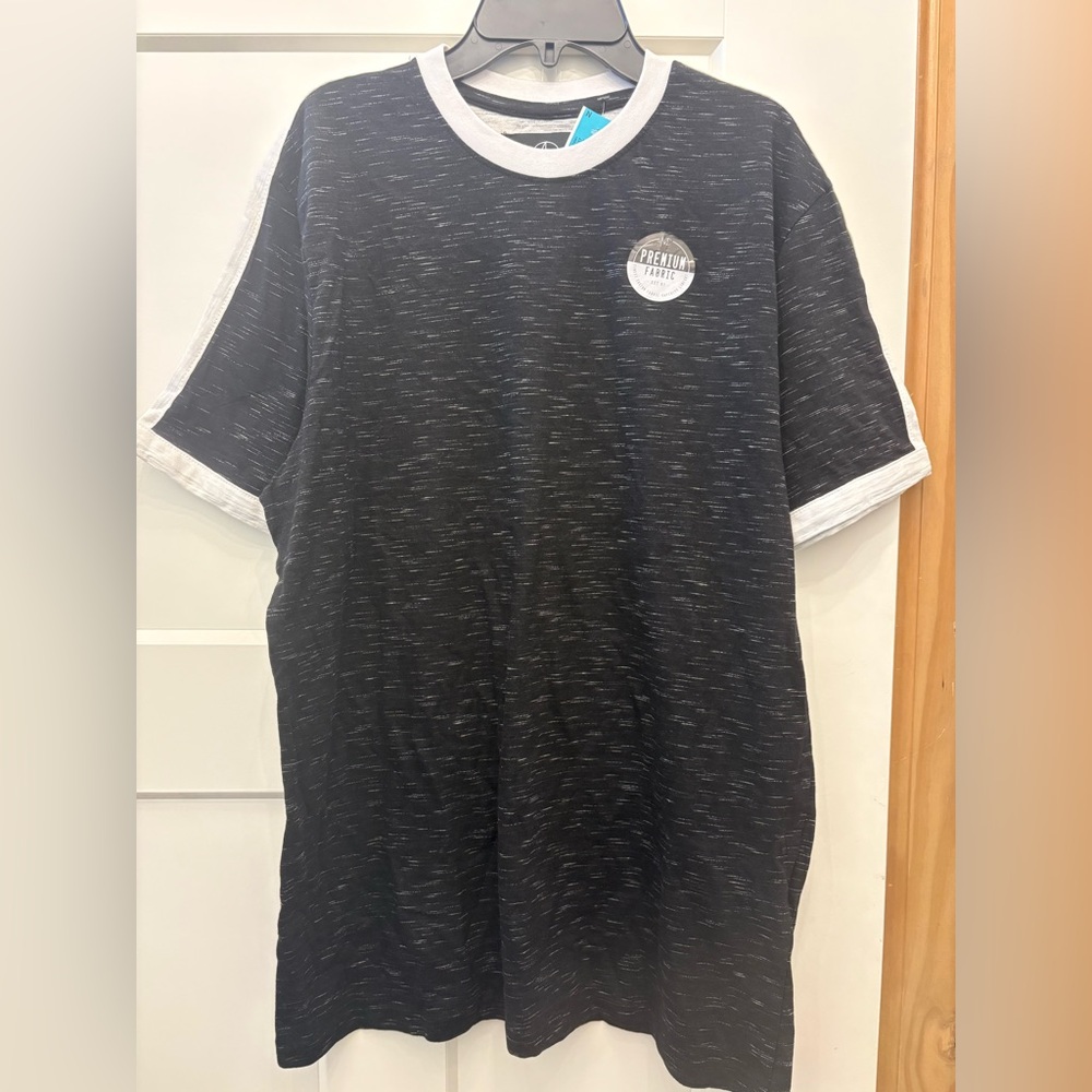 Modern Culture Black and White Men's Tee Size Large NWT